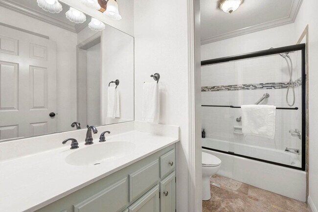 Building Photo - 515 NW D St