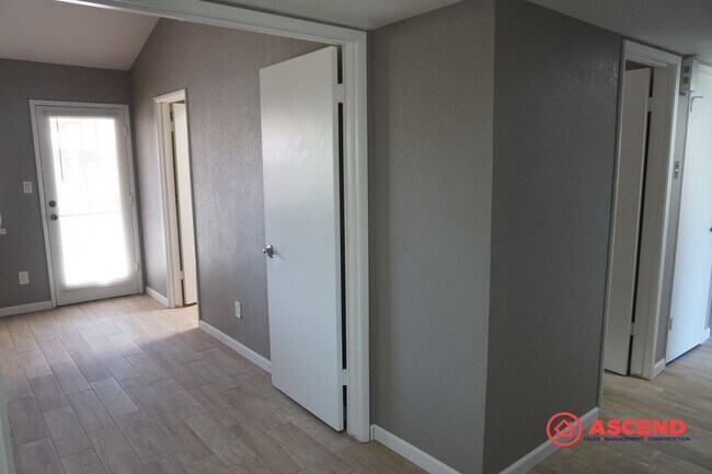 Building Photo - Beautiful 3 Bedroom Home Located in the So...