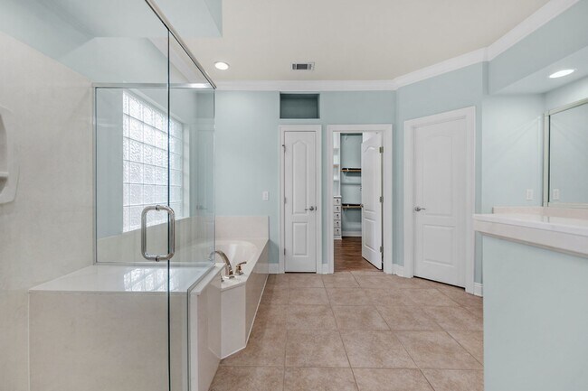 Building Photo - Luxury Living with Saltwater Pool, Florida Room & Generator