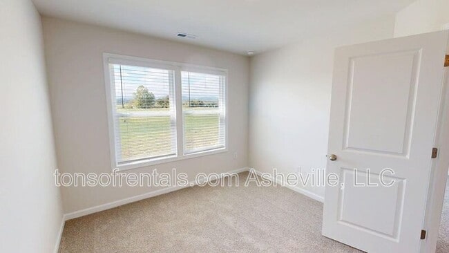 Building Photo - 545 Wheatfield Rd
