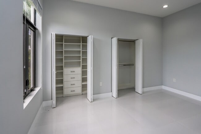 Building Photo - 5126 SW 57th Ave