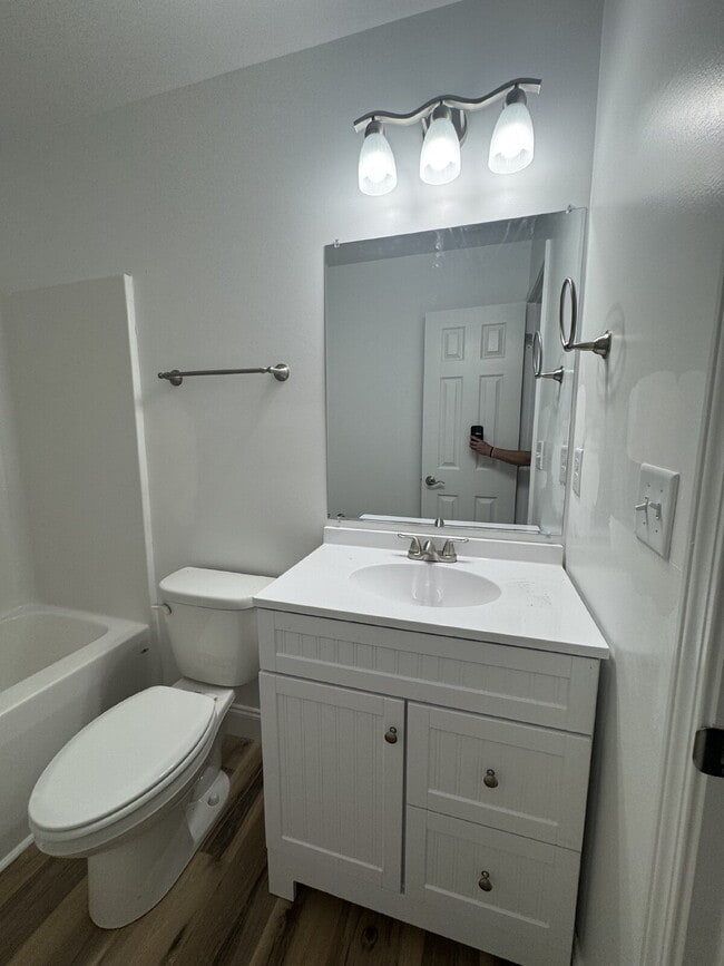 Building Photo - "Charming 3-Bedroom Retreat with 2 Full Ba...