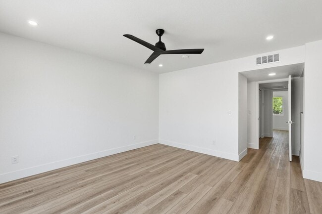 Building Photo - 122 S Hardy Dr