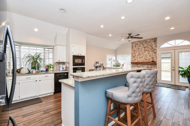 Building Photo - 8323 Lake Crystal Dr