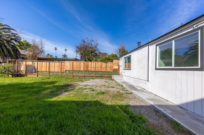 Building Photo - 1671 Mono Ave