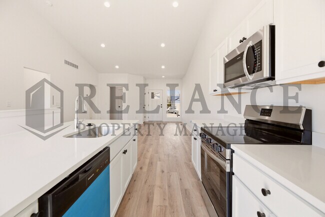 Building Photo - 5243 N Pinecrest Ct