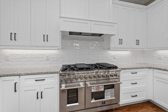 Building Photo - 565 River Oaks Ln