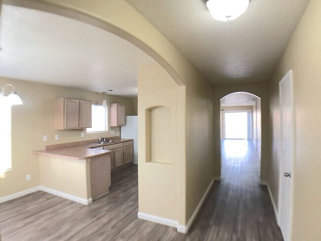 Building Photo - Ventana Ranch 3 bedroom. Newer Flooring! No Carpet. Huge open living space. Great location.