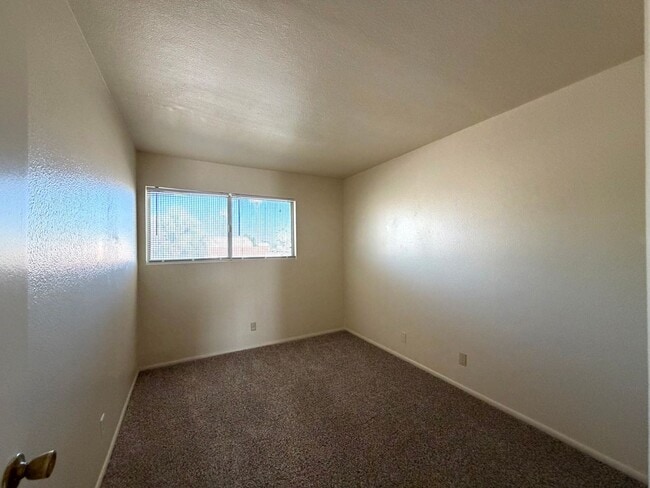 Building Photo - Glendale 3 Bed / 2 Bath Townhome | Two-Story Layout
