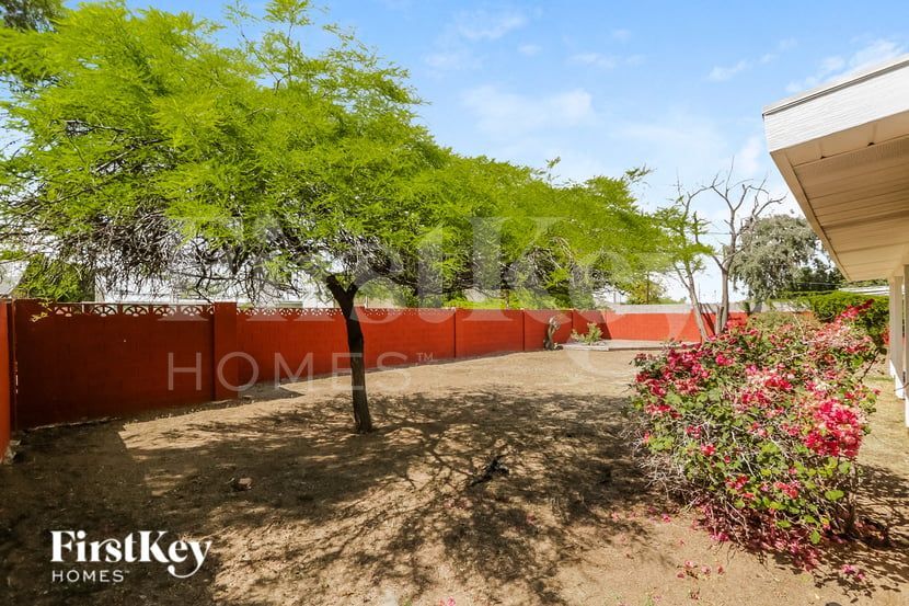 Building Photo - 1007 W 10th St