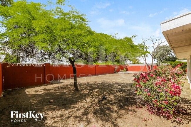 Building Photo - 1007 W 10th St