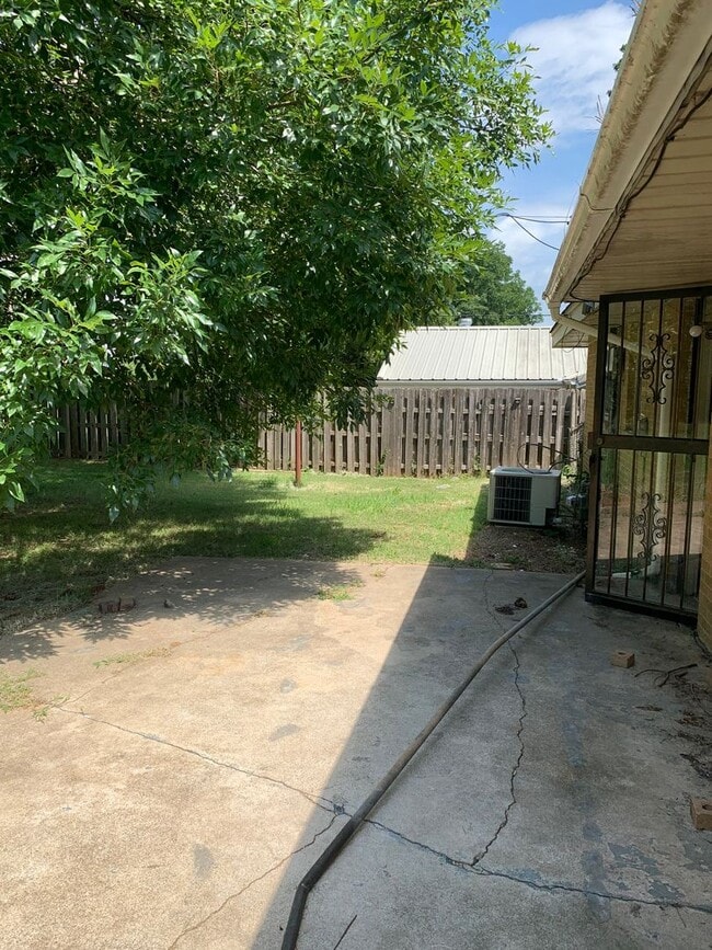Building Photo - 3bed/1bath close to Southwest drive.