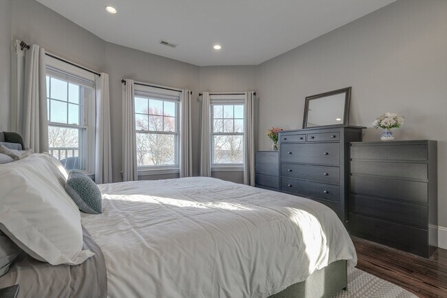 Building Photo - 41 Farragut Rd