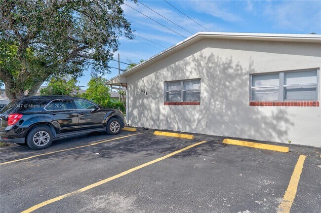 Building Photo - 856 SW 10th St