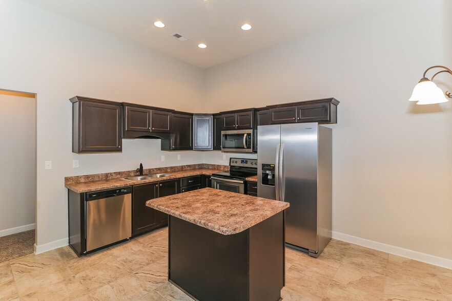 Building Photo - 7911 Hemlock Dr