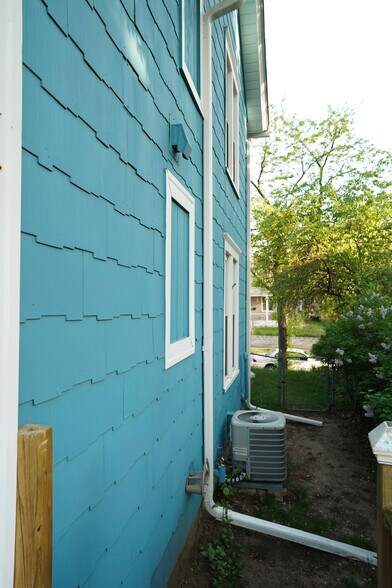 Building Photo - 413 19th Ave NE