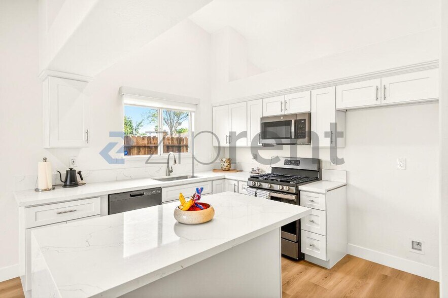 Building Photo - 5603 Pine Canyon Dr