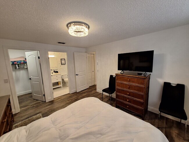 Building Photo - Second Floor Annual rental available now in the 55+ condominium community of Cedar Woods.