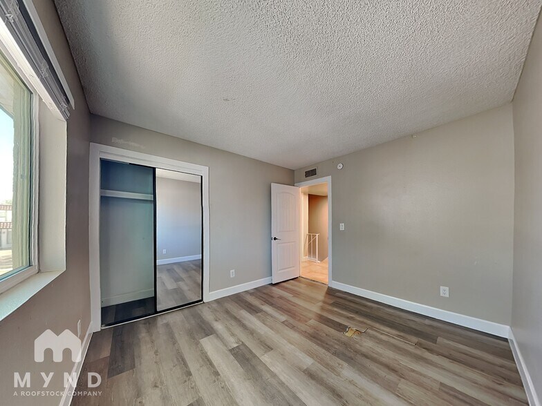 Building Photo - 2132 W Glenrosa Ave