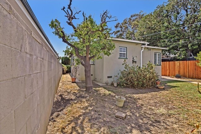 Building Photo - 3532 Maplewood Ave
