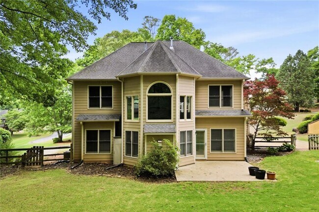Building Photo - 2058 Woodside Park Dr