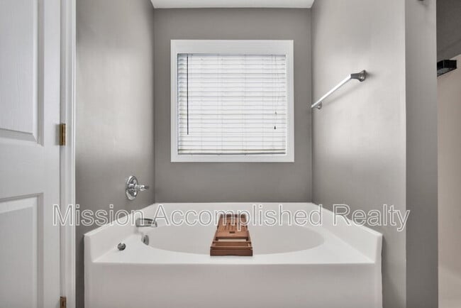 Building Photo - 304 Hawthorn Dr