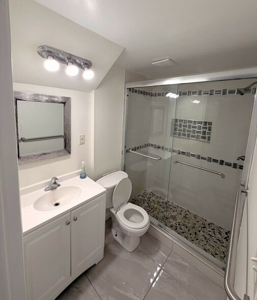 Building Photo - 2012 Henry Rd