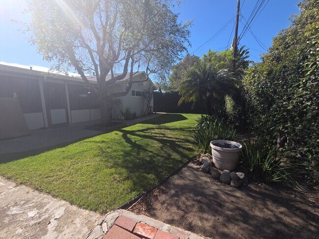 Building Photo - Mid-town Ventura 3 Bedroom 2 bath single level home