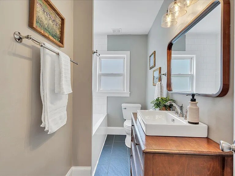 Building Photo - 823 Windsor Ave SW