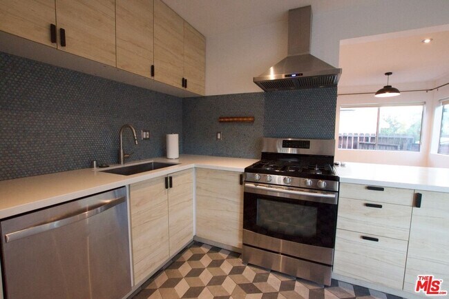 Building Photo - 2341 Meadowvale Ave