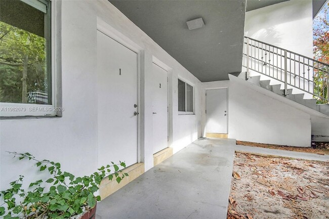 Building Photo - 407 SE 9th Ct