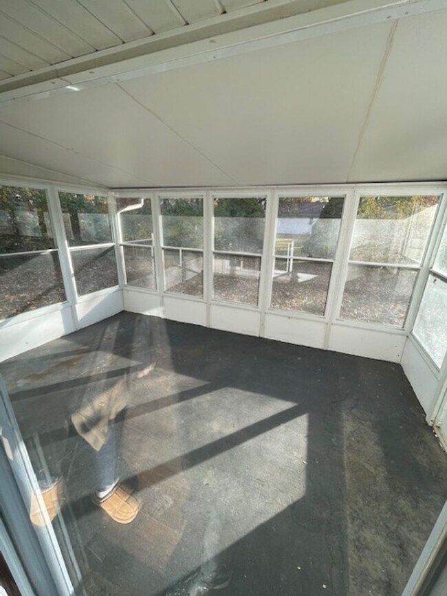 Building Photo - Adorable 3BR 2.5BA Home w/ Sun Room • 2 Car Garage  • Private Yard in Avon Lake