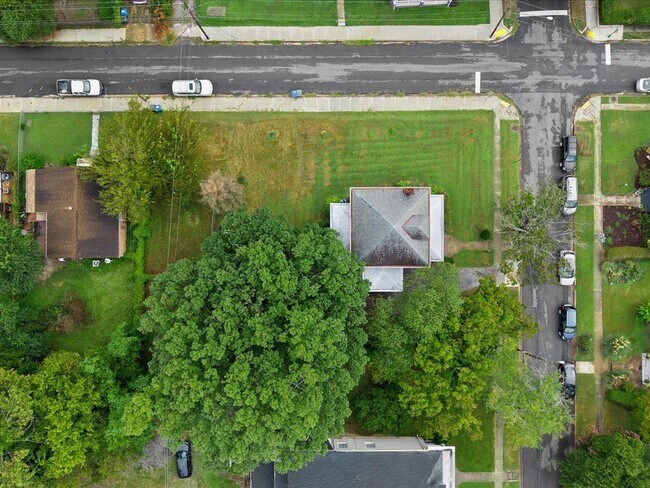 Building Photo - 2701 Barton Ave