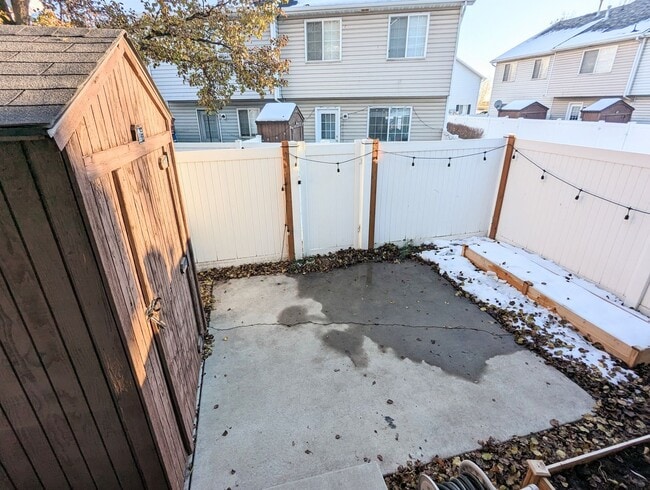 Building Photo - Provo Townhouse