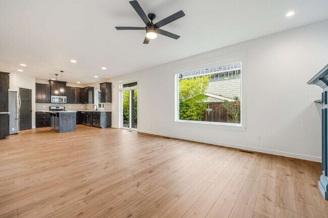 Building Photo - Beautifully Designed Home With Exceptional Space & Modern Comfort