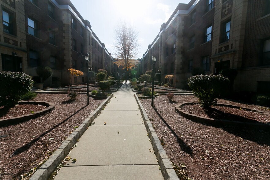 Primary Photo - 834 W Waveland Ave