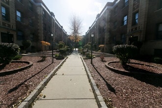 Building Photo - 834 W Waveland Ave