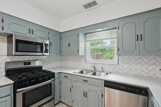 Building Photo - Newly Updated with Large Yard!