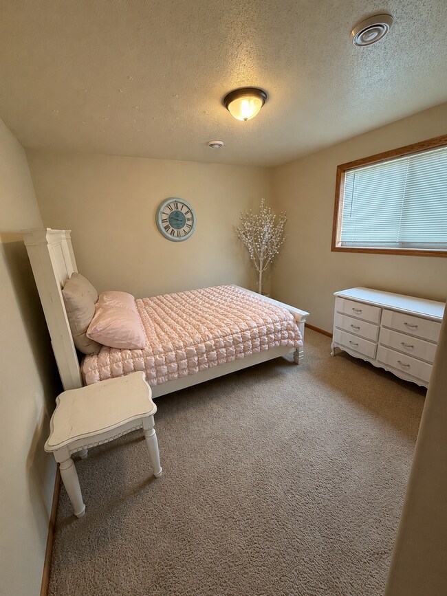 Building Photo - 4BR/2ba Tri-Level Home in Private West Side Neighborhood Near Sherman School