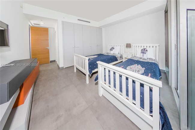 Building Photo - 350 Ocean Dr