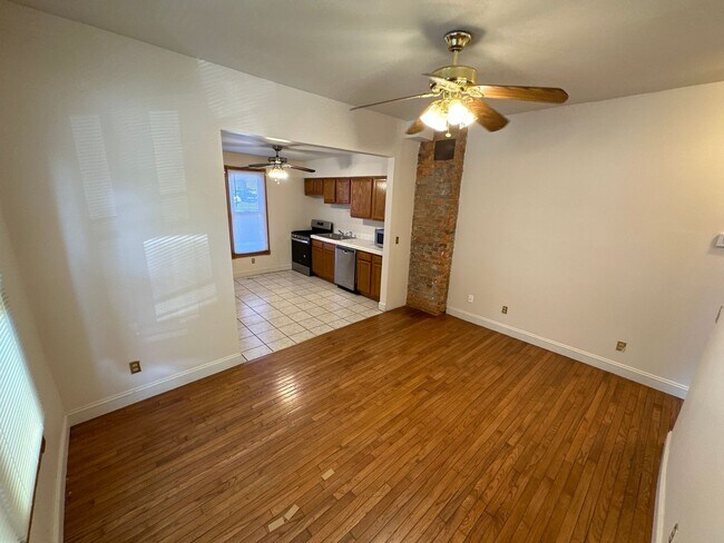 Building Photo - Highland 1557-1559 1557HSLLC