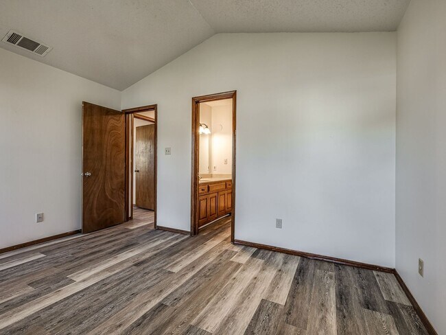 Building Photo - Move in discount / $800 first month rent