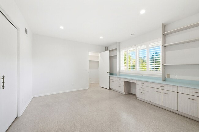 Building Photo - Alto Cedro Estate Lease