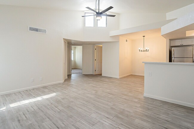 Building Photo - Bright, open 2nd floor condo in Phoenix!