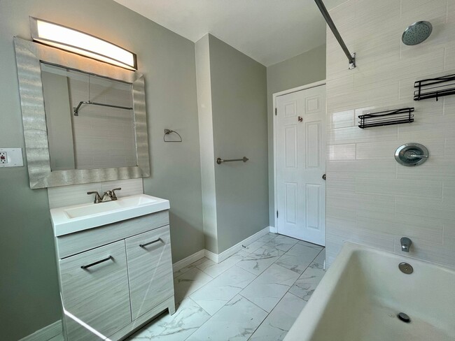 Building Photo - Remodeled 3 Bedroom + 2 Bath Property in R...