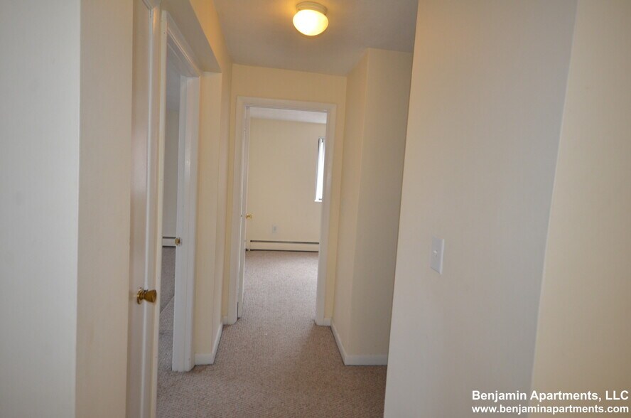 Building Photo - 16 Whites Ave