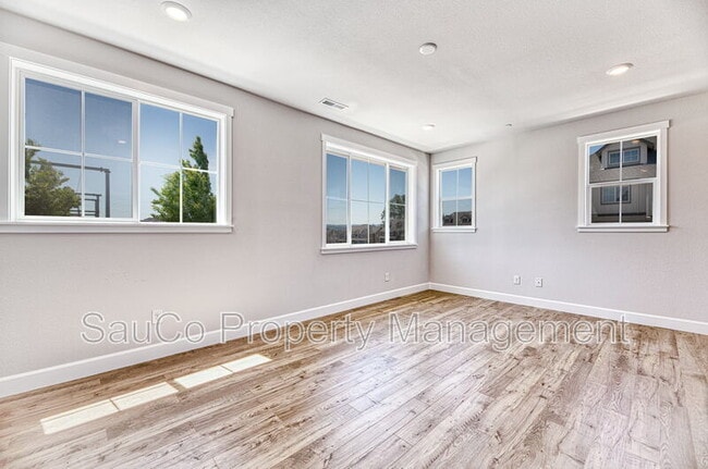 Building Photo - 17071 SW Friendly Ln