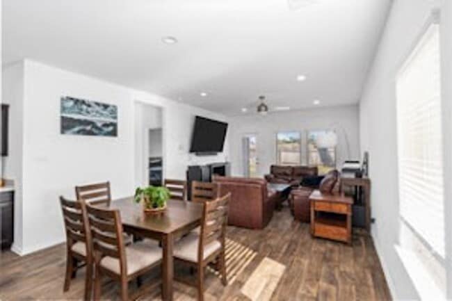 Building Photo - Peaceful & Convenient: Near 45, 99 & IAH!
