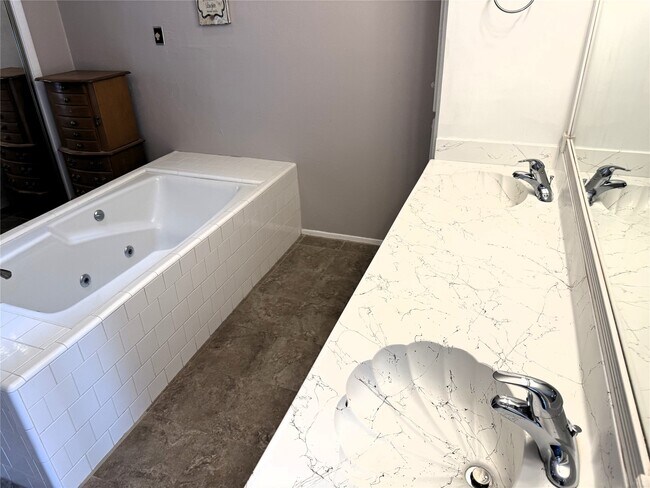 Building Photo - 62 Evanston St