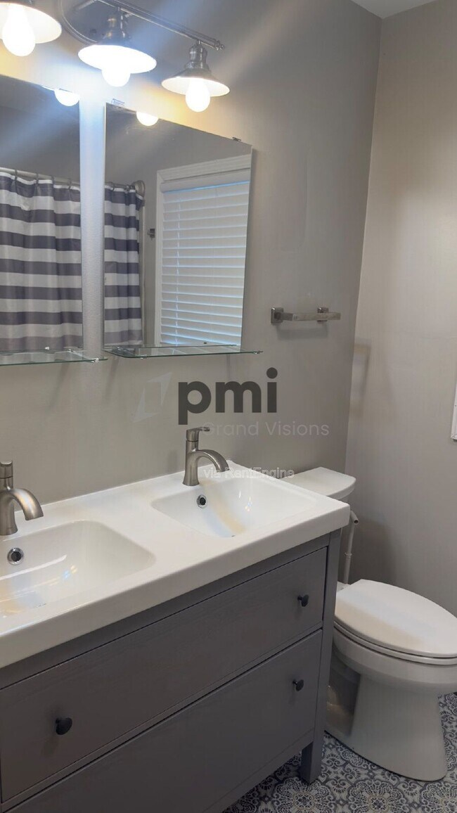 Building Photo - 1528 Division St